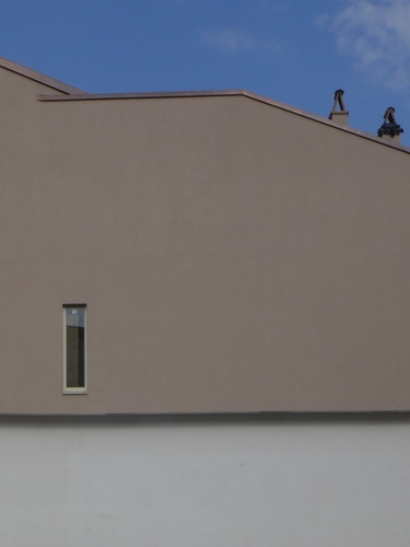 Immagine con finestra, comignoli, muro, cielo, parete, minimalismo, casa, due, camini, minimalista