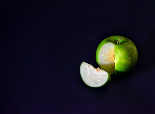 Immagine con verde, mela, spicchio, fetta, frutto, picciolo, nero, cibo, una