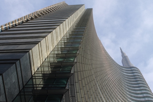 Immagine con grattacielo, vetro, cielo, milano, torre, finestre, alto, acciaio, piani