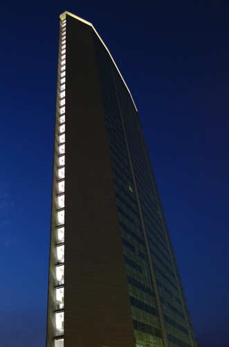 Immagine con finestre, grattacielo, cielo, blu, luci, palazzo, piani, milano, alto, vetri