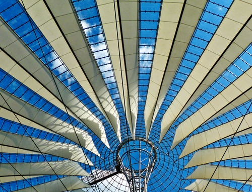 Immagine con cielo, azzurro, nuvole, bianco, struttura, geometrie, architettura, ferro, pannelli, cupola, prospettiva, raggi, linee, cerchi