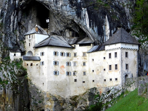 Immagine con castello, finestre, bianco, torri, rocca, rocce, grigio, roccia, fortezza, eremo, montagna, mura, tetti, medioevo