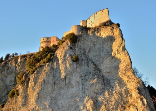 Immagine con castello, roccia, montagna, rocca, piante, cielo, fortezza, torre, alberi, costone