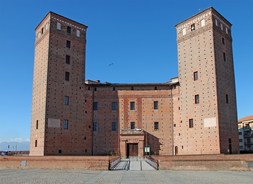 Immagine con torri, palazzo, finestre, castello, azzurro, ponte, cielo, portone, porta, torre