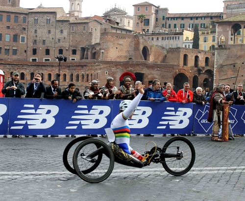 Immagine con sport, gara, disabile, corsa, ruote, triciclo, pubblico, arrivo, primo, vittoria