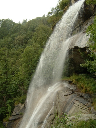 Immagine con acqua, cascata, verde, alberi, rocce, roccia, montagna, salto