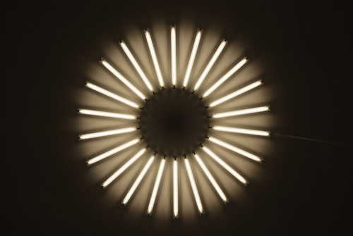 Immagine con luce, cerchio, raggi, fiore, nero, neon, luci, geometrie, bianco