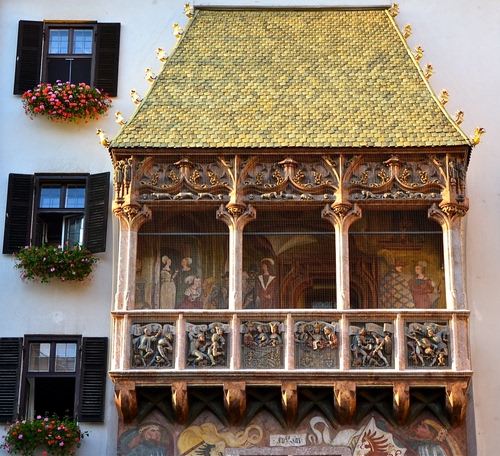 Immagine con balcone, finestre, oro, tetto, fiori, colonne