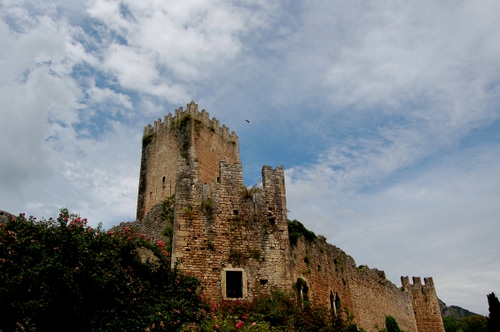 Immagine con castello, torre, nuvole, cielo, merli, ruderi, mura