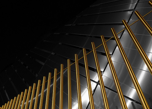 Immagine con oro, metallo, tubi, ringhiera, pali, dorato, acciaio, astratto, recinzione, geometria, diagonale