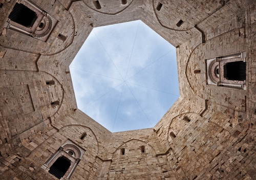 Immagine con ottagono, cielo, finestre, prospettiva, castello, archi, mura, alto