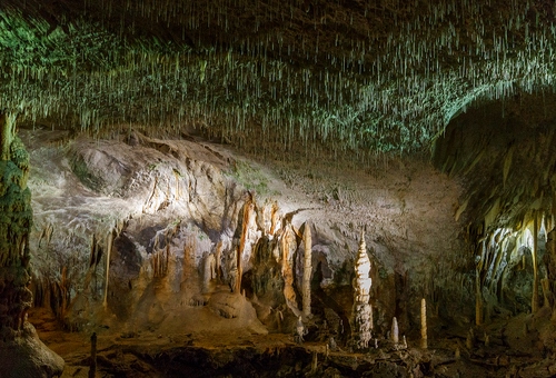 Immagine con grotta, stalagmiti, stalattiti, roccia, caverna, verde, colonne