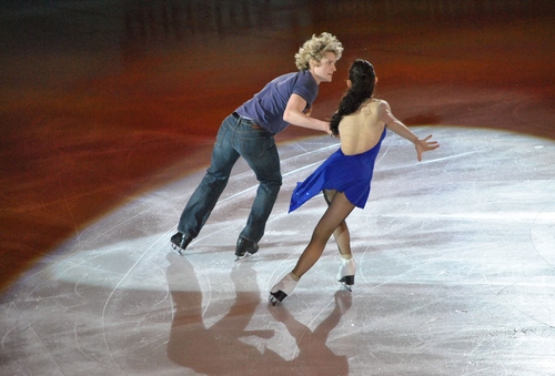 Immagine con ghiaccio, pattini, due, coppia, pattinaggio, pattinatori, donna, uomo, gara, atleti, pista, ballerini, sport, esibizione, pattinare