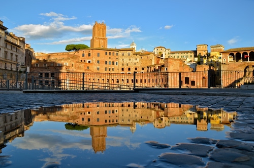 Immagine con riflesso, acqua, torre, ringhiera, pozzanghera, cielo, piazza, nuvole, scorcio, riflessi, palazzi