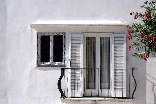 Immagine con balcone, bianco, ringhiera, finestra, persiane, fiori, oleandro, finestre, nero
