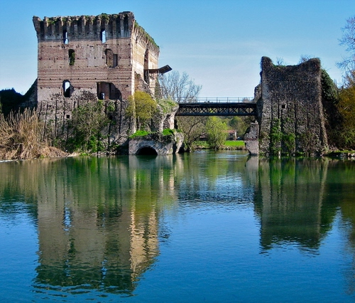Immagine con ponte, acqua, riflesso, torre, fiume, castello, cielo, rudere, riflessi