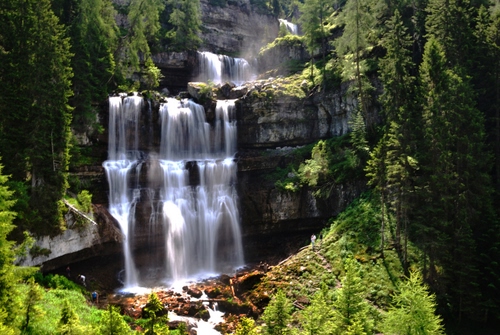 Immagine con acqua, verde, cascata, roccia, cascate, alberi, rocce, natura, piante, bosco, bianco