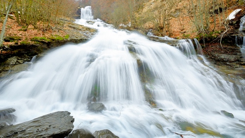 Immagine con acqua, cascata, fiume, rocce, torrente, sassi, piante, alberi, bianco, verde
