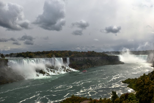 Immagine con nuvole, fiume, cascate, acqua, cascata, alberi, barca, spruzzi