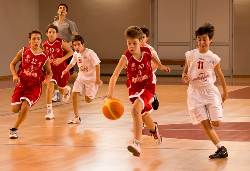 Immagine con basket, palla, sport, bambini, pallacanestro, rosso, gioco, pallone, ragazzi, bianco