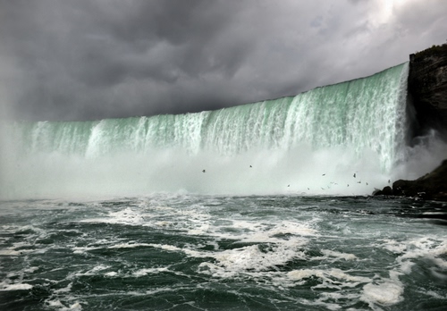 Immagine con acqua, cascata, nuvole, fiume, schiuma, onde, cielo, cascate, spruzzi