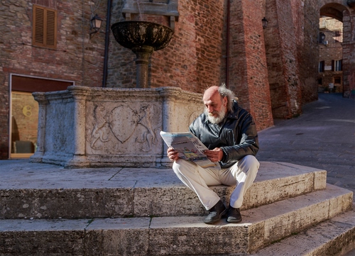 Immagine con fontana, gradini, giornale, leggere, barba, uomo, vecchio, lettore, scalini, seduto