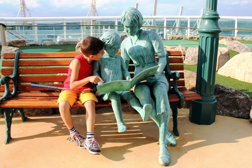Immagine con panchina, bambino, statue, leggere, libro, lettura, monumento
