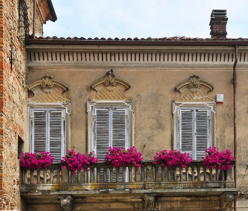 Immagine con balcone, fiori, finestre, tre, persiane, rosa, vasi