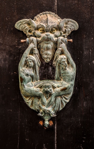 Immagine con batacchio, porta, legno, figure, battiporta, ferro, battente, metallo, portone, maschera