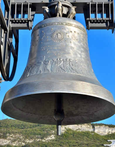 Immagine con campana, batacchio, cielo, ruota, bronzo, montagna, verde, uccelli, campanile, ferro