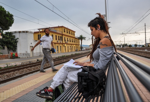 Immagine con stazione, panchina, binari, leggere, attesa, ragazza, tatuaggio, donna, borsa