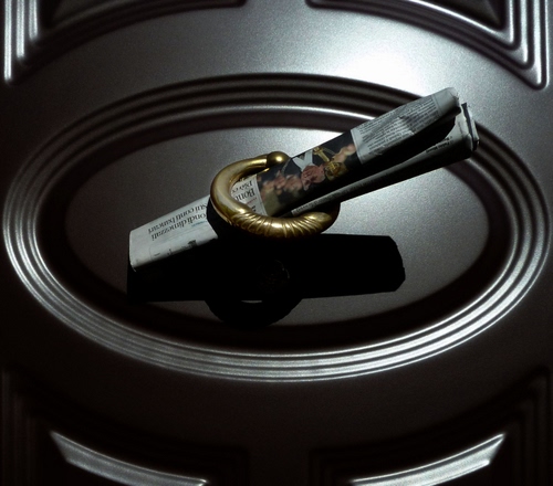 Immagine con giornale, batacchio, porta, anello, cerchio, ovale, marrone, maniglia, battiporta