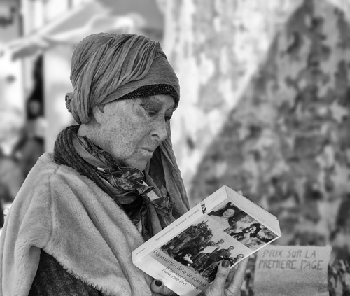 Immagine con libro, donna, bianconero, leggere, foulard, copricapo, persona