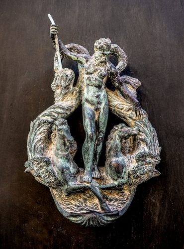 Immagine con batacchio, cavalli, porta, bronzo, scultura, uomo, nettuno, dio