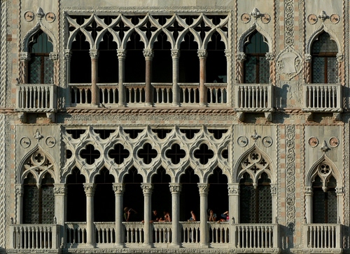 Immagine con palazzo, finestre, balconi, colonne, venezia, facciata, balaustre, balaustra, marmo, sculture, persone, archi