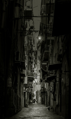 Immagine con vicolo, lampione, bianconero, balconi, notte, sera, panni, balcone, notturno