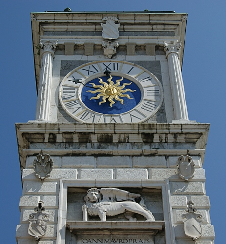 Immagine con orologio, leone, sole, torre, stemmi, oro, ala