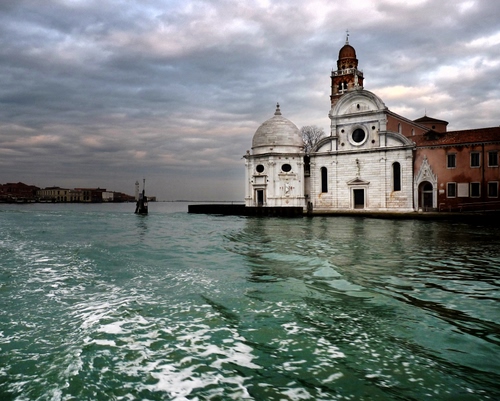 Immagine con chiesa, mare, cupola, nuvole, campanile, acqua, verde, venezia, facciata, cielo
