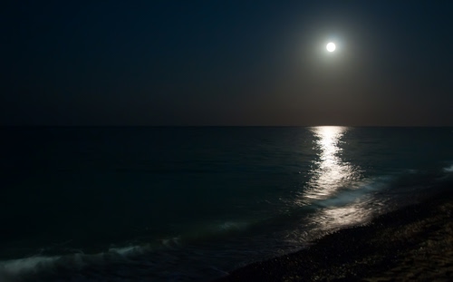 Immagine con mare, luna, riflesso, acqua, notte, spiaggia, onde, cielo, onda, notturno, luce