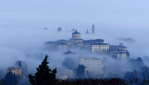 Immagine con nebbia, campanile, case, paese, panorama, albero, tetti, paesaggio, finestre, chiesa
