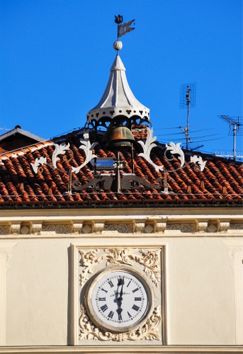 Immagine con orologio, tetto, antenne, lancette, banderuola, numeri, cupola, tegole