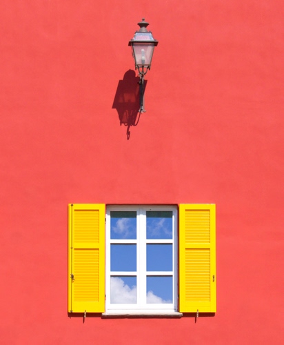 Immagine con finestra, lampione, giallo, ombra, rosso, rosa, muro, riflesso