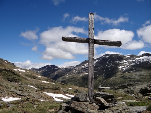 Immagine con croce, montagna, neve, nuvole, legno, montagne, cielo, sassi, rocce