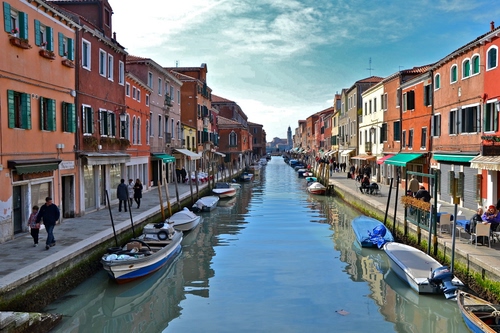 Immagine con barche, canale, case, acqua, nuvole, venezia, finestre, riflessi, riflesso
