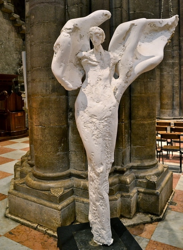 Immagine con angelo, chiesa, colonne, ali, statua, bianco, colonna, scultura, marmo