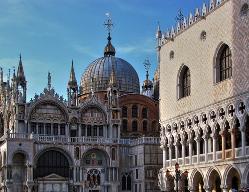 Immagine con venezia, cupola, chiesa, croce, palazzo, finestre, archi, basilica, colonne, cielo, guglie