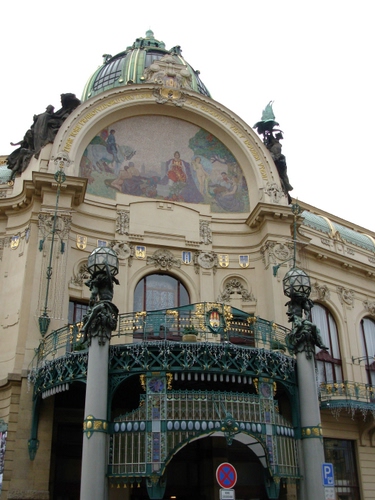 Immagine con cupola, liberty, balcone, affresco, lampioni, colonne, verde, ringhiera, oro, palazzo, dipinto
