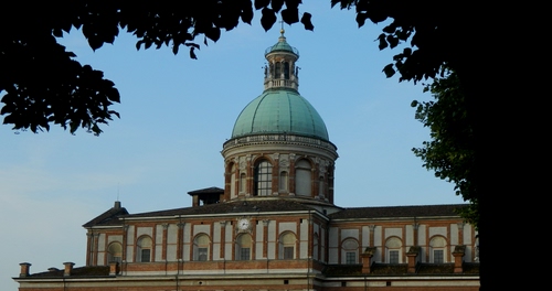 Immagine con cupola, chiesa, foglie, finestre, cielo, albero, croce, verde, orologio