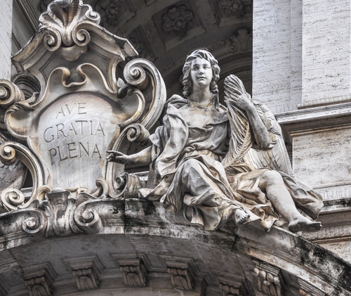 Immagine con statua, stemma, arco, angelo, scritta, marmo, chiesa, scultura, bianconero, donna, spirali, lettere