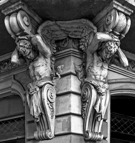 Immagine con ali, bianconero, angeli, cariatidi, sostegni, telamoni, angolo, sculture, capitelli, balcone, statue